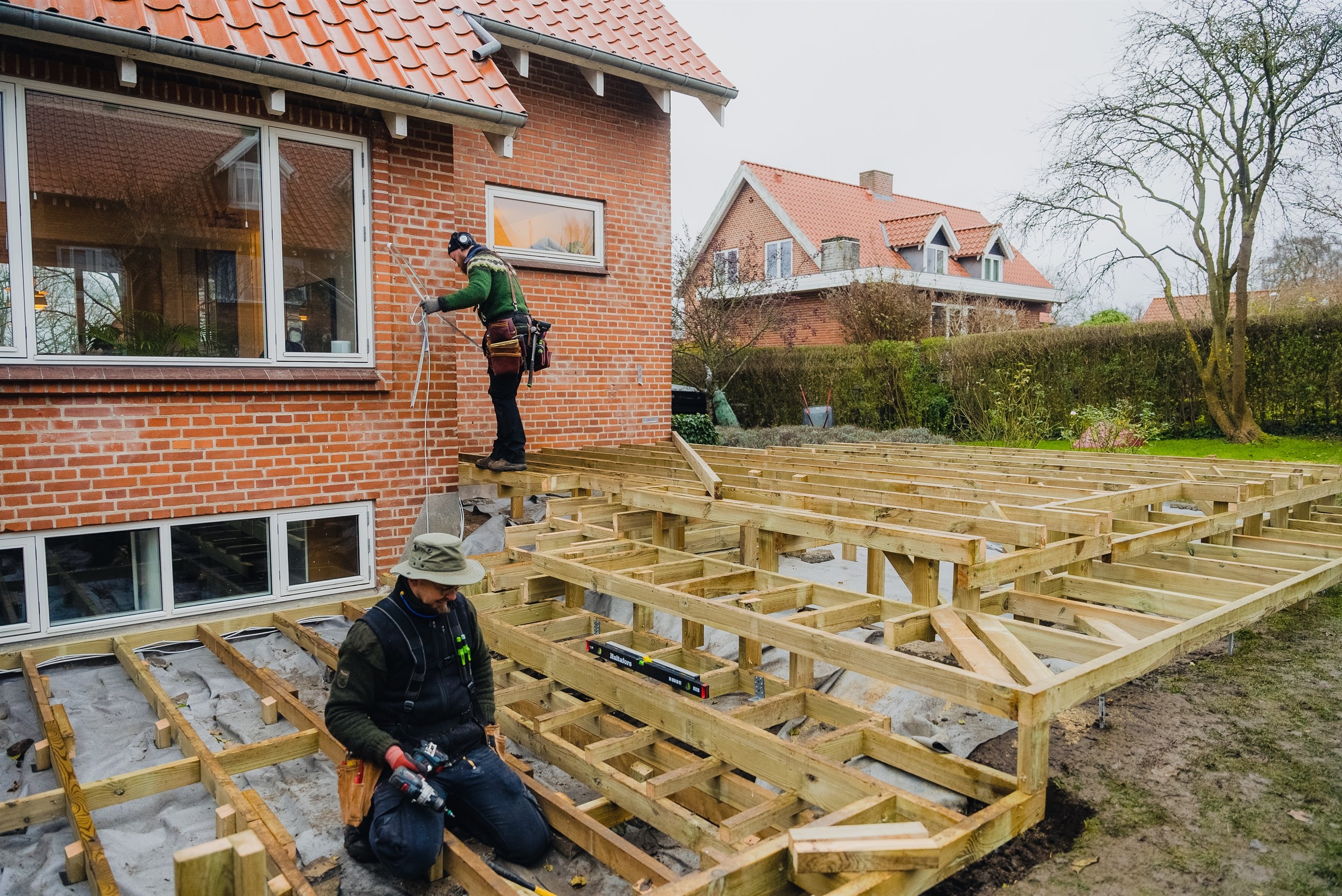 Tømrer udfører træterrasse med fuldtømmer i Syddjurs, Aarhus, Fagerskov, Odder. Kontakt os nu. 